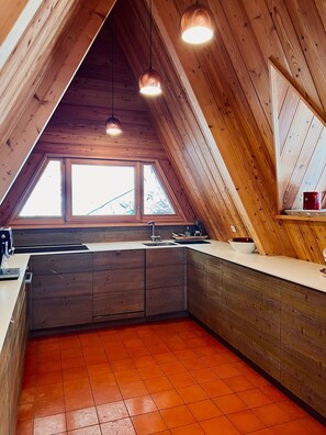 Fridge, microwave, oven, stovetop - Très Grand Chalet Pointu sur les Pistes aux Arcs, 7 bedrooms and sauna (Bourg-Saint-Maurice)