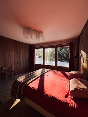 7 soverom, skrivebord, strykejern/-brett og reiseseng for barn