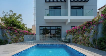 Private Pool Paradise Villa! Dubai Mall in a Flash
