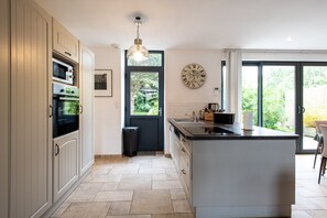 Kühlschrank, Mikrowelle, Ofen, Geschirrspüler