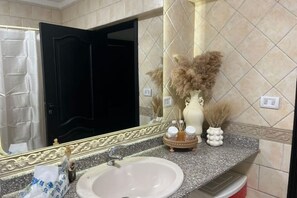 Shower, towels, soap, toilet paper - Gamers Retreat in Nasr City (Cairo Governorate)