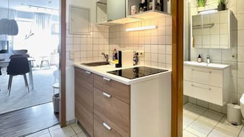 Kühlschrank, Herdplatte, Toaster, Kochgeschirr/Geschirr/Besteck