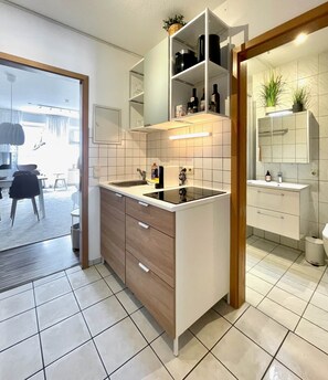 Fridge, stovetop, toaster, cookware/dishes/utensils - Pretty City - Tiny Apartment Bamberg (Bamberg)