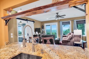 Smart TV, fireplace, books - Cozy Cabin with Amazing Long-Range View (Ellijay)