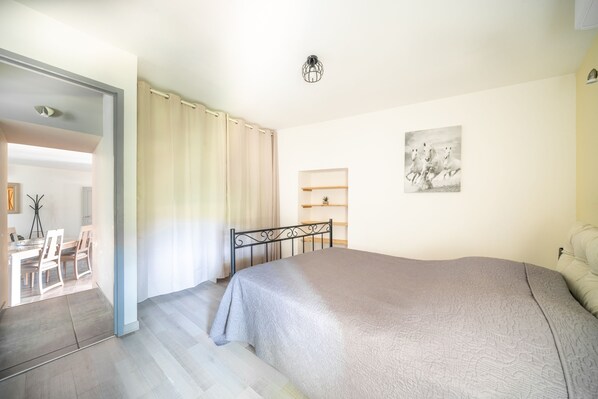 2 bedrooms, bed sheets