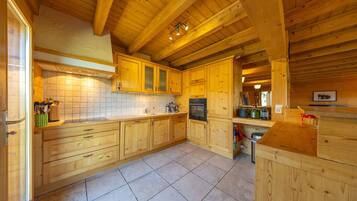 KĂŒhlschrank, Ofen, GeschirrspĂŒler, Wasserkocher mit Kaffee-/Teezubehör