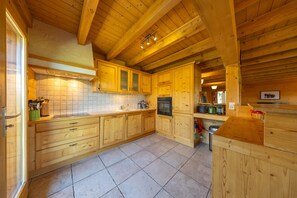 Fridge, oven, dishwasher, coffee/tea maker