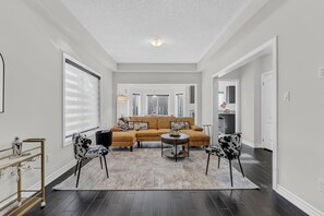 Smart TV, books - 100% Private and Spotless ~Fresh Linens ~New House (Thorold)