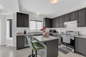 Fridge, microwave, oven, stovetop - 100% Private and Spotless ~Fresh Linens ~New House (Thorold)