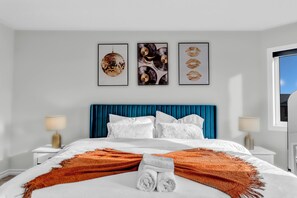 4 bedrooms, iron/ironing board, travel cot, free WiFi - 100% Private and Spotless ~Fresh Linens ~New House (Thorold)