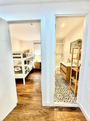 2 間睡房、熨斗/熨衫板、可攜式嬰兒床、免費 Wi-Fi