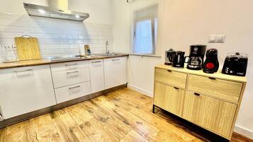 Frigorífico, microondas, horno y placa de cocina