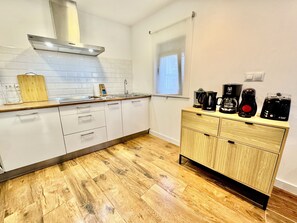 Een koelkast, een magnetron, een oven, een kookplaat