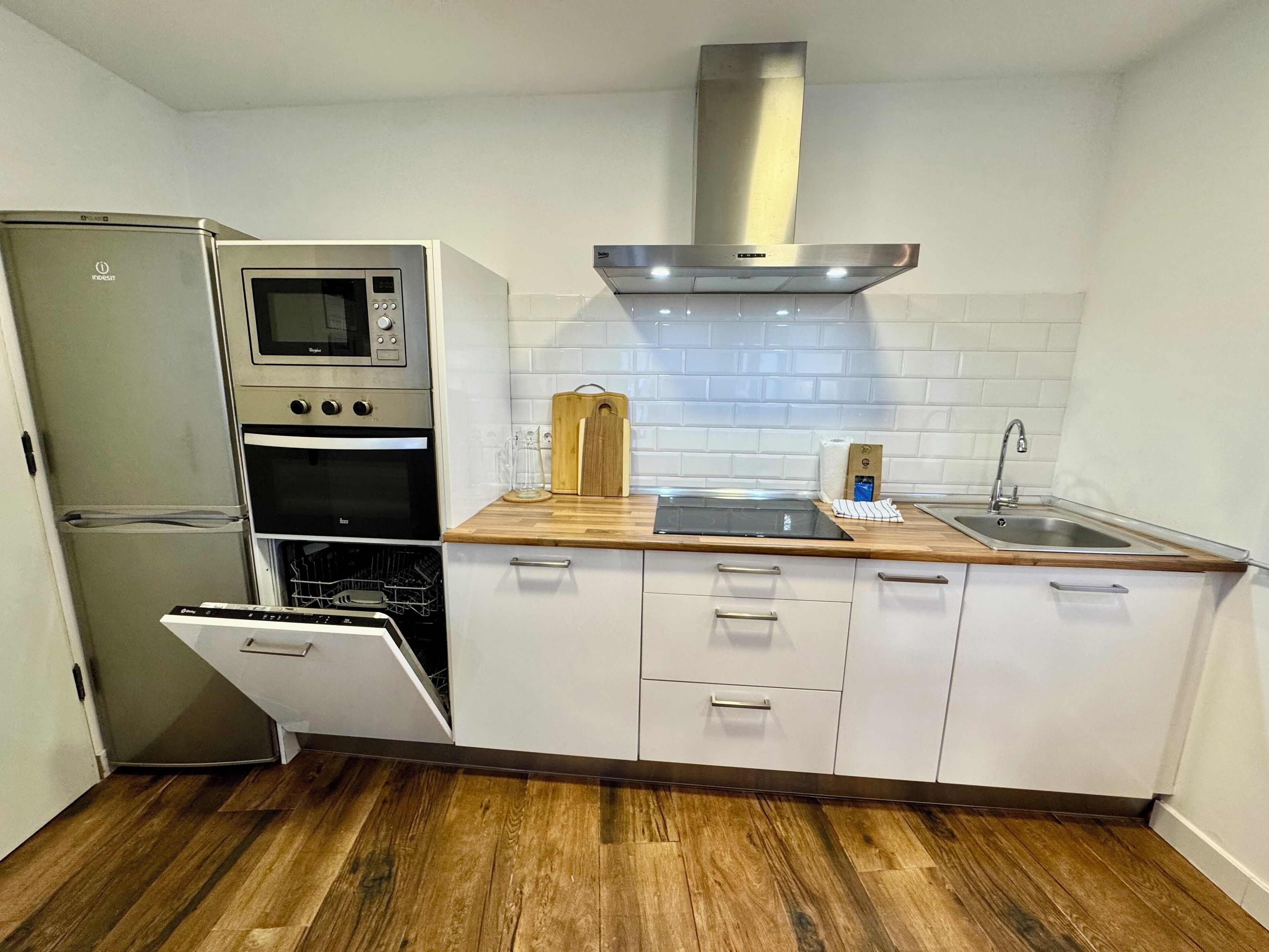 Refrigerador, microondas, horno y parrilla de estufa 