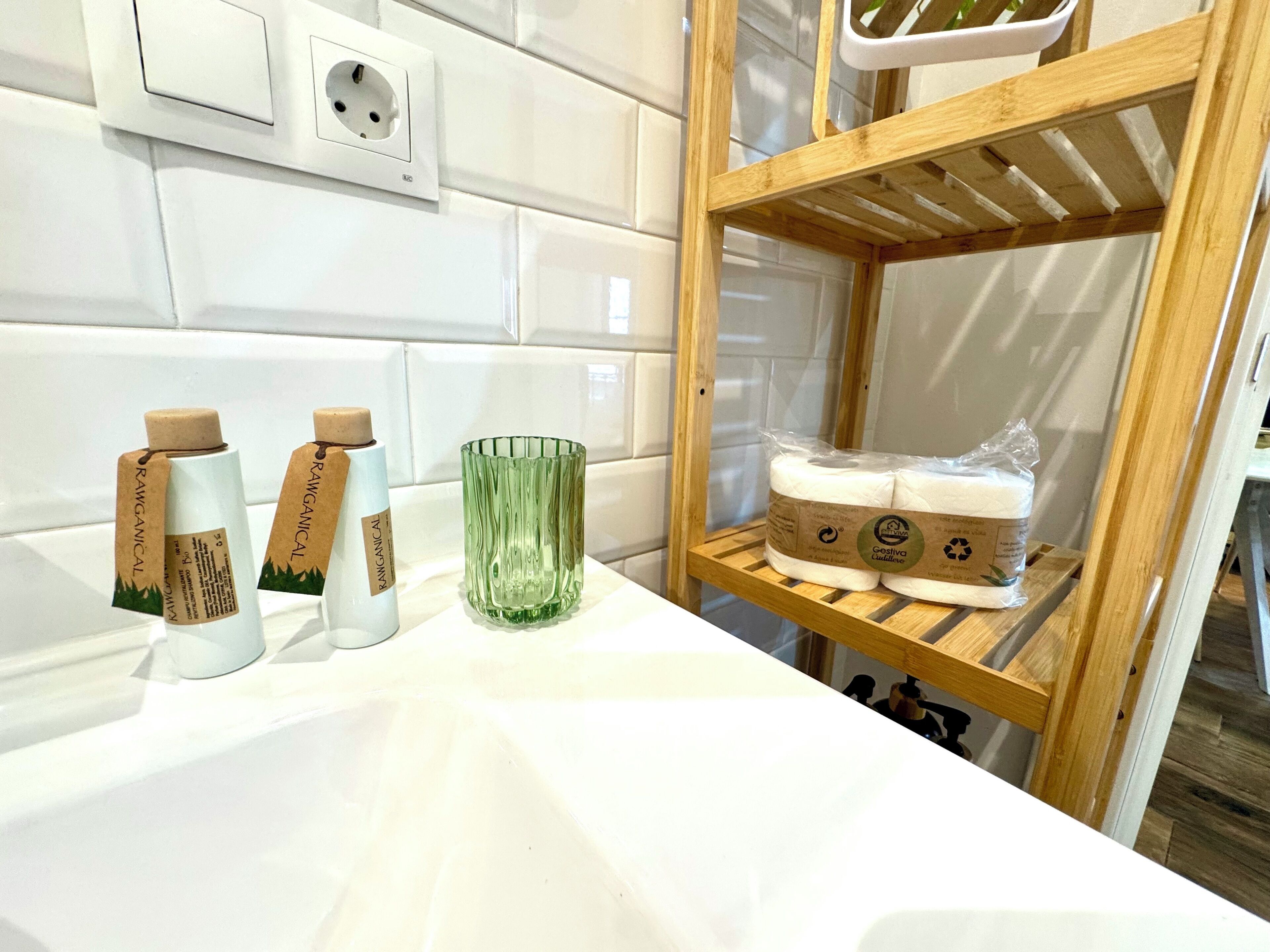 Articles de toilette écologiques, sèche-cheveux, serviettes fournies