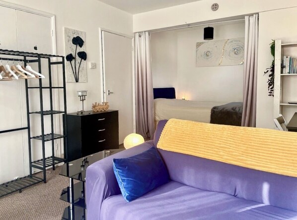 1 bedroom, desk, iron/ironing board, free WiFi - Sunny Large Studio Next to Clapham, 2 mins walk from Stockwell Station (London)