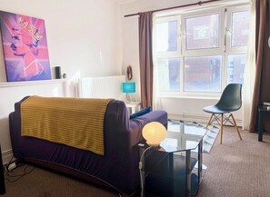 Living area - Sunny Large Studio Next to Clapham, 2 mins walk from Stockwell Station (London)