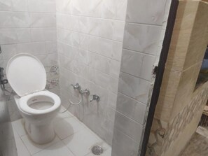 Douche, serviettes fournies, savon
