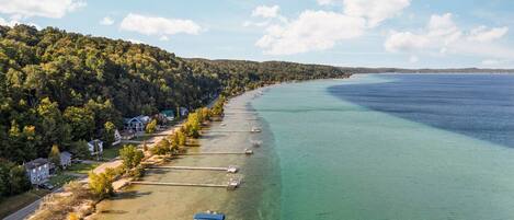 Sur la plage, chaise longue