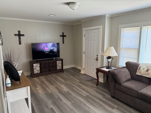 Lovely 3-bedroom farmhouse with AC in Starkville within 15 minutes of MSU.