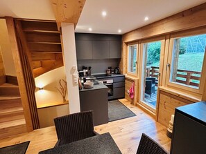 Réfrigérateur, un four, lave-vaisselle, cafetiÚre-théiÚre