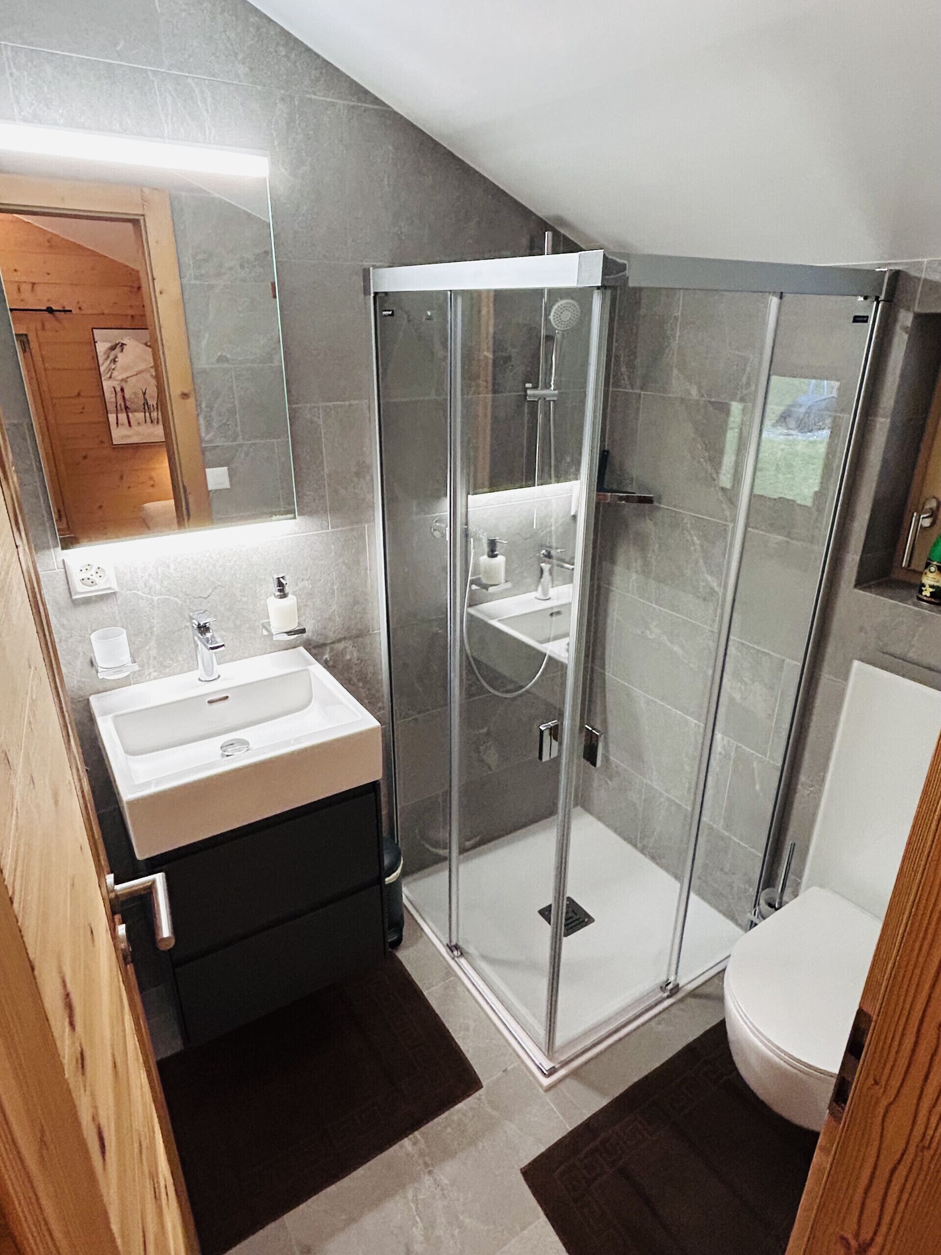 Een douche, een haardroger, handdoeken