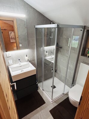 Douche, séchoir à cheveux, serviettes fournies