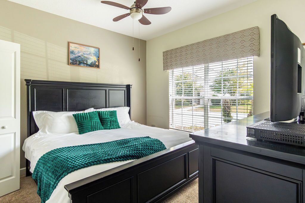 5 chambres, bureau, fer et planche à repasser, lit parapluie