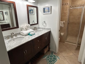 Dusche, Handtücher, Seife, Toilettenpapier