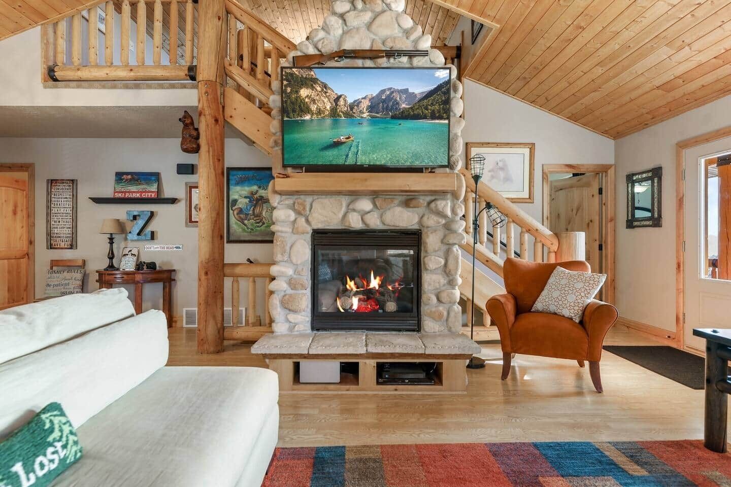 Una televisión, una chimenea