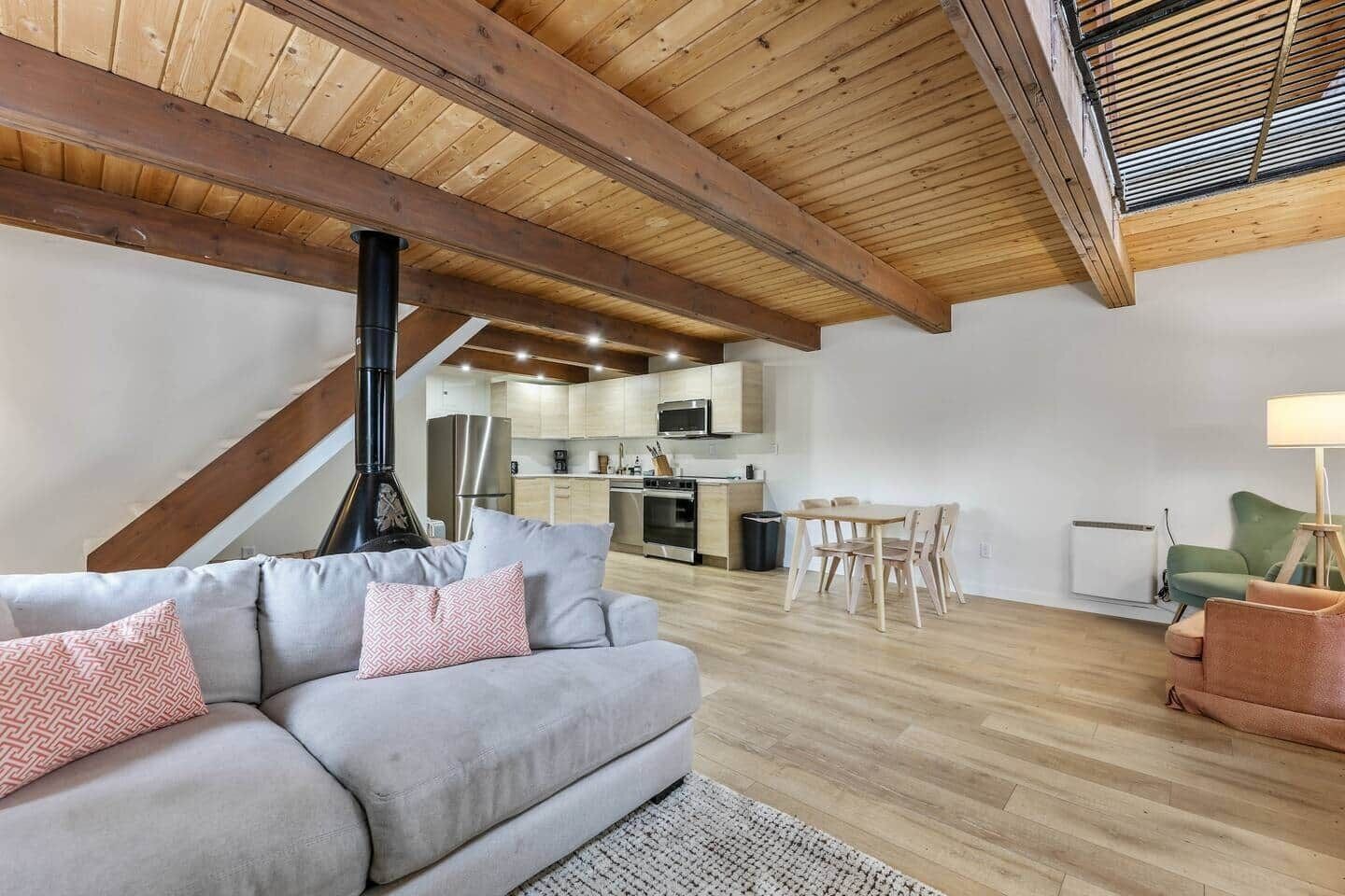 Televisión y chimenea 