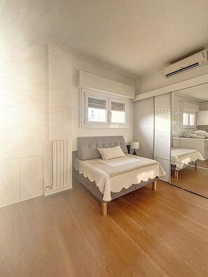 Tabla de planchar con plancha, wifi gratis, ropa de cama