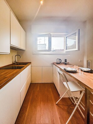 Fridge, stovetop, coffee/tea maker, cookware/dishes/utensils