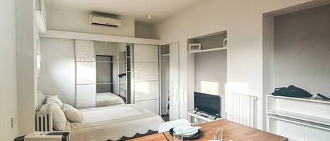 Iron/ironing board, free WiFi, bed sheets