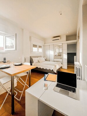 Tabla de planchar con plancha, wifi gratis, ropa de cama