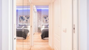 Ein Hotelzimmer mit zwei Betten, Holzboden und Bildern an den Wänden.