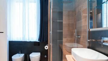 Doccia, set di cortesia gratuito, asciugacapelli, bidet