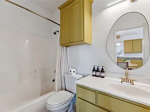 Serviettes fournies, papier toilette