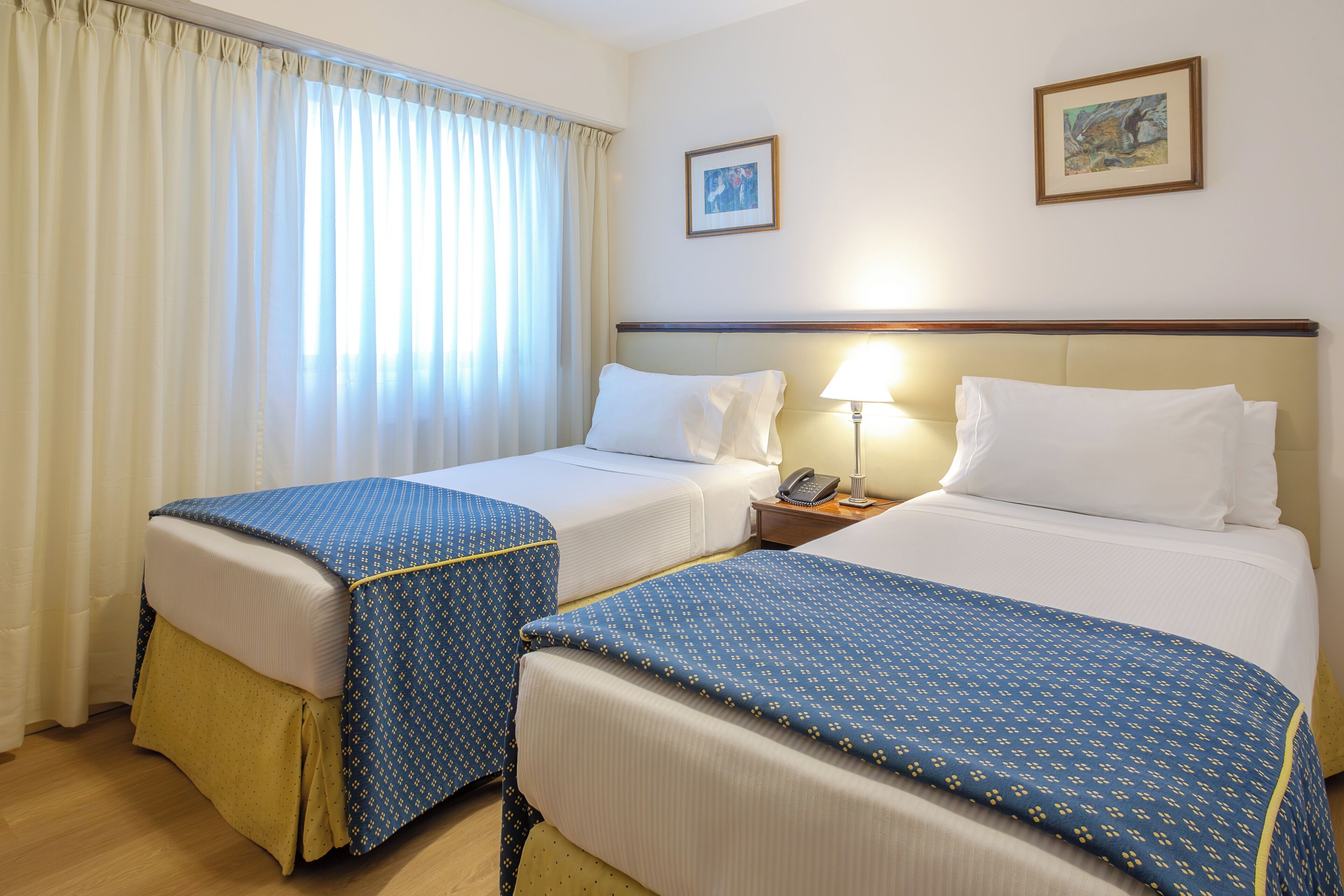 Chambre Confort avec lits jumeaux | Coffres-forts dans les chambres, Wi-Fi gratuit, draps fournis