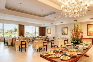 Free daily buffet breakfast - Hotel Presidente (Mar del Plata)