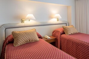 Habitacion Doble Estandard - 2 camas | In-room safe, free WiFi - Hotel Presidente (Mar del Plata)
