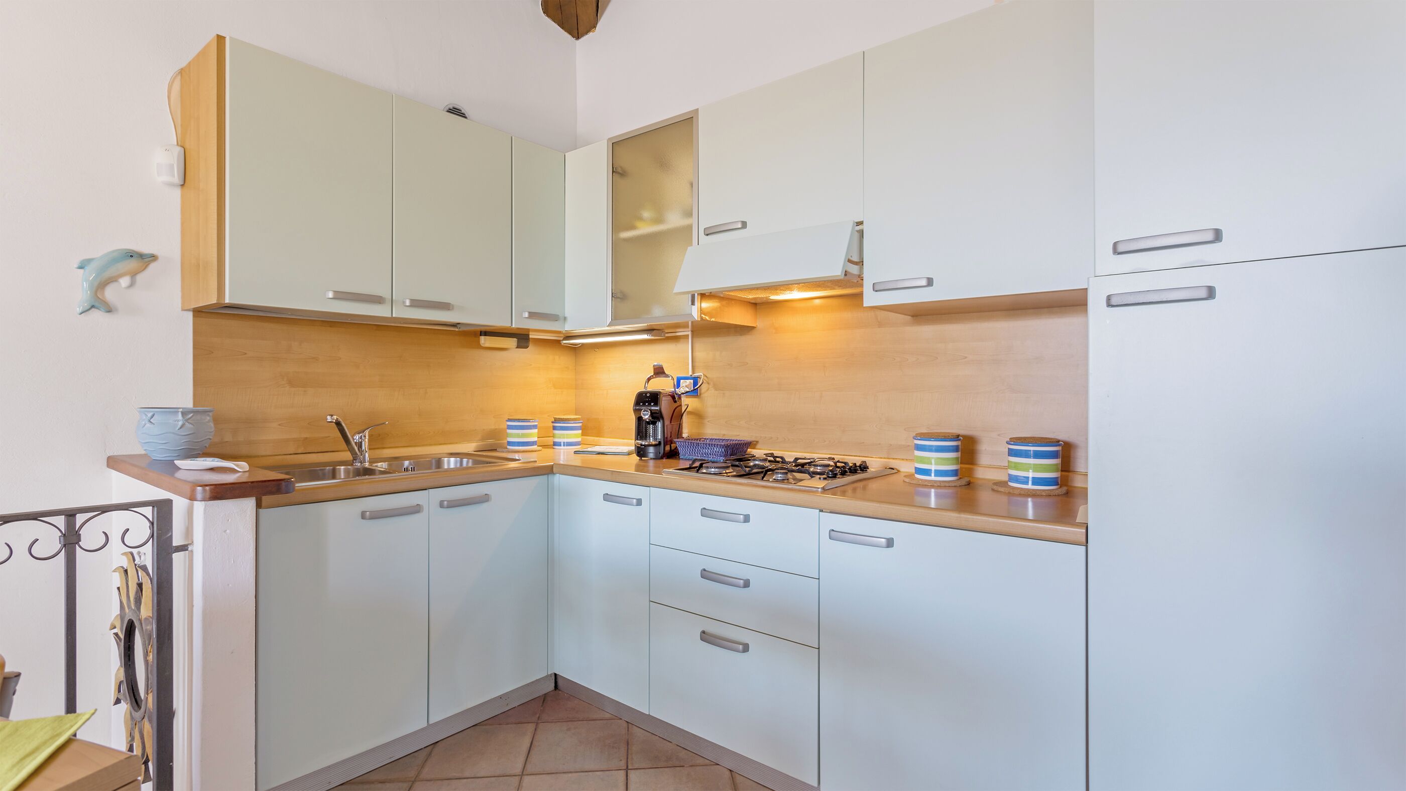 Réfrigérateur, plaque de cuisson, cafetière/bouilloire, grille-pain