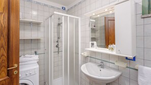 Suihku, ilmaiset hygieniatuotteet, hiustenkuivaaja, bidee