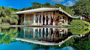 A house with a pool, surrounded by lush greenery. - Wonderful Mountain Views (Escobal)