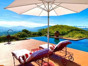 Villa, 4 Bedrooms, Private Pool, Mountain View | Meja, langsir/tirai gelap terus, seterika/papan seterika, Wi-fi percuma