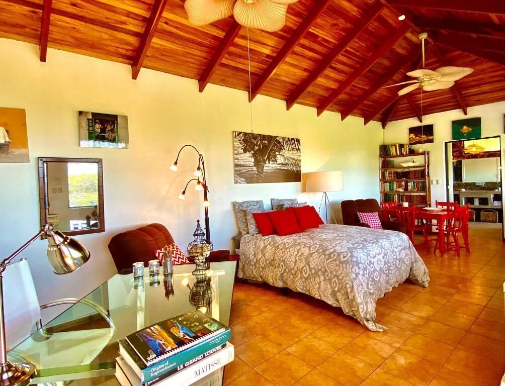 Suite estudio, cocina, vista a la montaña | Escritorio, cortinas blackout y tabla de planchar con plancha 