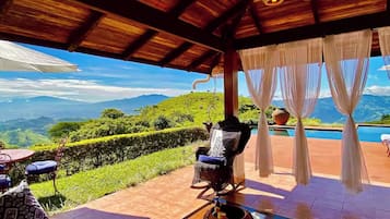 Vila, 4 quartos, piscina particular, vista para a montanha | Vista do quarto