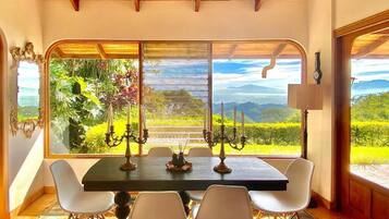 Villa, 4 slaapkamers, privézwembad, uitzicht op bergen | Privékeuken | Een koelkast, een magnetron, een oven, een kookplaat