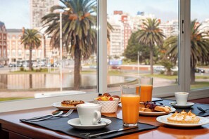Bar (on property) - Hotel Riviera (Mar del Plata)