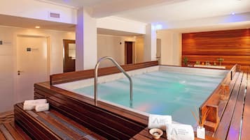 Sauna, hot tub, ruang uap, dan 1 ruang perawatan